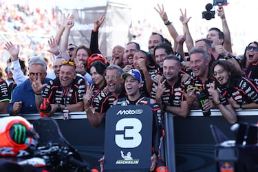 Marco Bezzecchi junto a su equipo celebrando la tercera posición conseguida en el Gran Premio Hungría de MotoGP.