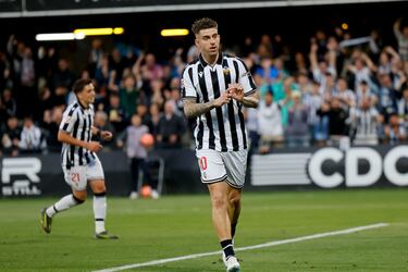 Llevaba casi tres meses sin ver portería y ante el Sporting se quitó la espinita con un doblete (el segundo de su curso). Dos goles de delantero, aunque Raúl juega de lo que le pongan. A falta de cuatro partidos, acumula nueve dianas.