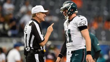 CHICAGO, IL - SEPTEMBER 19: Referee Jeff Triplette #42 talks with quarterback Carson Wentz #11 of the Philadelphia Eagles prior to the game against the Chicago Bears at Soldier Field on September 19, 2016 in Chicago, Illinois. Stacy Revere/Getty Images/AFP
== FOR NEWSPAPERS, INTERNET, TELCOS & TELEVISION USE ONLY ==