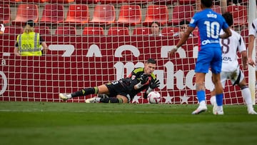 El portero del Albacete Raúl Lizoain, durante un partido