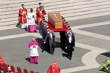 Los portadores del féretro llevan el ataúd del Papa Francisco durante su misa funeral en el Vaticano.