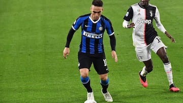 Inter Milan's Argentinian forward Lautaro Martinez (L) vies with Juventus' French midfielder Blaise Matuidi during the Italian Serie A football match Juventus vs Inter Milan, at the Juventus stadium in Turin on March 8, 2020. - The match is play