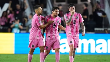 FORT LAUDERDALE, FLORIDA - AUGUST 27: Lionel Messi #10 of Inter Miami CF celebrates after scoring the team's first goal via penalty with teammates Rodrigo De Paul #7, Jordi Alba #18 during the Leagues Cup Semifinal between Inter Miami CF and Orlando City at Chase Stadium on August 27, 2025 in Fort Lauderdale, Florida. Rich Storry/Getty Images/AFP (Photo by Rich Storry / GETTY IMAGES NORTH AMERICA / Getty Images via AFP)