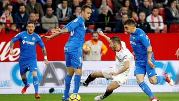 GRAF9312. SEVILLA (ESPAÑA), 28/01/2018.- El jugador del Sevilla Pablo Sarabia (c), entre los jugadores del Getafe Bruno González (d), y Juan Torres Ruiz "Cala" (c), durante el partido de LaLiga correspondiente a la jornada 21, que