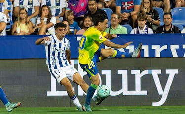 El mal estado de la hierba se tapó con pintura verde que se trasladó a las camisetas de los jugadores.