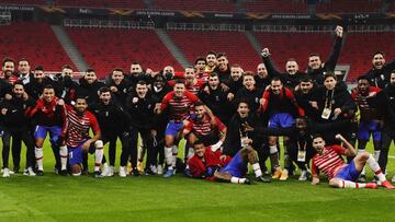Los jugadores y técnicos del Granada, celebrando el pase a cuartos de final.