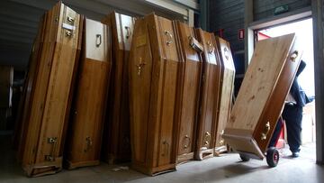 Un empleado coloca un ataúd vacío en una empresa funeraria el 23 de agosto de 2003 en Aubervilliers, Francia. Las morgues estaban desbordadas de cuerpos tras la ola de calor.
