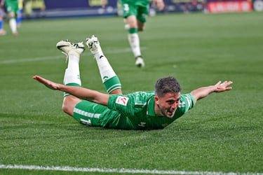 En su debut con el Betis se sacó un gol de la chistera. Golazo desde fuera del área con excelente golpeo del balón y esquivando siempre en todo momento el marcaje de la defensa cadista.