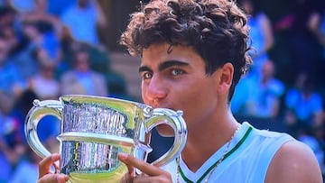 El tenista búlgaro Ivan Ivanov, de la Rafa Nadal Academy, besa el trofeo de campeón del cuadro junior masculino de Wimbledon.