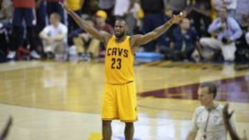 LeBron James reacciona así durante el último cuarto del 'Game 3' ante los Hawks.