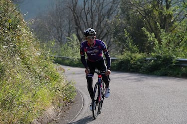 Pelayo Sánchez, en la ascensión a la Cruz de Linares. Con sus 8,3 km al 8,6% de media, es un puerto fijo para el corredor del Burgos BH, ya que vive a escasos kilómetros del arranque del puerto. “Con los ojos cerrados”, dice conocer las distintas curvas de la subida.