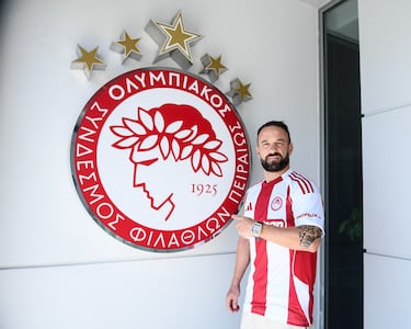 Con 40 años regresa al Olympiacos, pero esta vez a su filial. Para el delantero internacional francés será su sexto año en Grecia y su vigésimo como profesional. Ha resultado campeón de la liga griega en tres ocasiones y de forma consecutiva con el Olympiacos y, de la liga francesa una vez con el Olympique de Marsella. Además, salvo en sus dos primeras temporadas, en las demás campañas ha jugado más de 29 partidos. Con la selección, disputó los Mundiales de 2010 y 2014 y estuvo convocado para la Eurocopa 2012, pero no jugó ningún partido. 