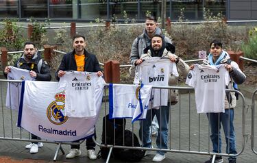 Un grupo de aficionados esperan la llegada al hotel de concentración del autobús del Real Madrid.