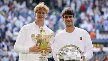 Sinner y Alcaraz, con sus trofeos de Wimbledon 2025.