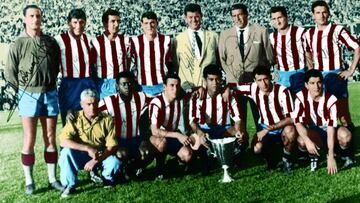Los jugadores del Atlético de Madrid posan con el título de la Recopa de 1962.