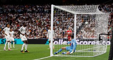 1-1. Córner al segundo palo que Jamie Leweling prolonga al ladro contrario, encuentra a al dorsal 26 y remata de cabeza cruzado superando a Thibaut Courtois.