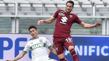 Turin (Italy), 17/03/2021.- Torino'Äôs Rolando Mandragora and Sassuolo'Äôs Filip Duricic (L) in action during the Italian Serie A soccer match Torino FC vs US Sassuolo Calcio at the Olimpico Grande Torino stadium in Turin,