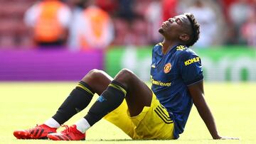 Paul Pogba, jugador del Manchester United, se sienta sobre el césped del St Mary's Stadium tras el partido contra el Southampton.