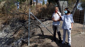 BATRES (MADRID), 27/08/2021.- La delegada del Gobierno en Madrid, Mercedes González, y el alcalde de Batres, Víctor Manuel López, recorren este viernes la zona afectada por el incendio forestal. EFE/Juan Carlos Hidalgo