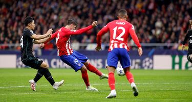 5-0. Samuel Lino asiste con el pecho a Álvaro Morata y de fuerte volea con la pierna izquierda manda el balón a la escuadra derecha de Joe Hurt.