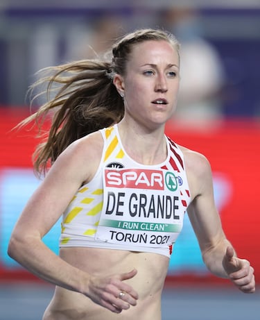 El futuro pintaba color de rosa en 2011 para la atleta belga. Tenía 22 años y preparaba los Juegos de Londres 2012. Un diagnóstico médico acabó con sus sueños olímpicos y la llevó a desaparecer en pasillos de hospital y sesiones de quimioterapia. El deporte desapareció de su agenda y comenzó una batalla por el bien más preciado. “Soy bastante dura conmigo misma, tal vez eso me ayudó a seguir adelante. Si me hubiera dejado ir, no estaría aquí, o quizá tal vez ni siquiera seguiría viva". La enfermedad entró hace años "en modo reposo" y en el Campeonato de Europa de Tirun de 2021 regresó al tartán para representar a su país con 31 años. Cayó en la primera ronda eliminatoria de 1.500, pero se sintió de nuevo atleta de élite. 