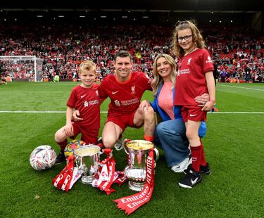 James Milner está casado con su novia de la infancia y juntos tienen dos hijos en común. Precisamente con ellos trata de hablar en castellano, un idioma que le encanta y del que se enamoró durante su etapa en el Manchester City: "Desde que nacieron solo les hablo en español". Ella, por su parte, sí les habla en inglés.
