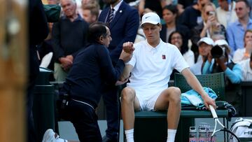 Jannik Sinner, atendido por el fisio de Wimbledon en su partido contra Grigor Dimitrov.