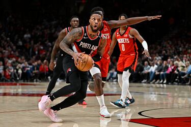En su última temporada en los Trail Blazers, el cierro de un tramo (2012-23) extraordinario en lo individual pero en el que la franquicia de Oregón nunca llegó a las Finale de la NBA, Lillard dejó el mejor partido de su carrera: 71 puntos y 13 triples en una victoria (131-114) contra los Rockets. Fue el 26 de febrero, menos de un mes antes de su último partido con unos Blazers que entraron en fase de apilar derrotas para mejorar su posición en el draft. Lillard acabó siendo traspasado a los Bucks, pero en esa última gran noche acabó con 71 puntos (el más veterano en lograrlo, con 32 años) y un 13/22 en triples, a uno del récord absoluto, los catorce de Klay Thompson. Además fue su quinto partido de al menos 60 puntos e igualó la mejor anotación de la temporada pasada, un techo que hasta esa noche pertenecía a Donovan Mitchell. En el descanso, Lillard ya sumaba 41 puntos y 8 triples.
