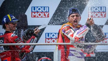Bagnaia (izquierda) y Martín, en el podio de Sachsenring.