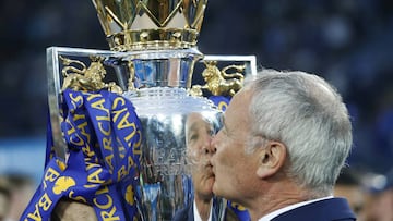 El entrenador del Leicester City, Claudio Ranieri, con el trofeo de la Barclays Premier League.