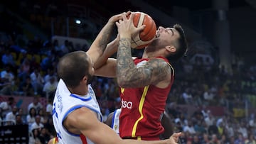 Italy's Darius Thompson (L) in action against Spain's Willy Hernangomez (R) during the FIBA EuroBasket 2025 group C basketball match between Italy and Spain in Limassol, Cyprus, 02 September 2025.