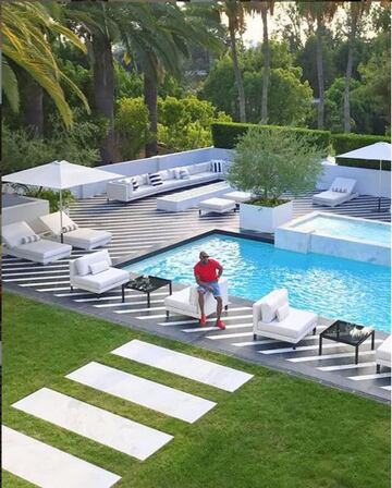 'Money' Mayweather disfruta pasar tiempo en su palacio en Beverry Hills, el boxeador cuenta con un garaje para la colección de coches, piscina y una gran cantidad cuartos.