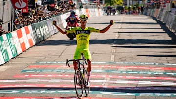 El ciclista Rafael Reis (Efapel) llegando a Bragança para proclamarse campeón de la séptima etapa y líder de la general.