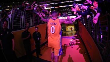 Un Kyle Kuzma (21+13) titular brilla en el regreso de D'Angelo