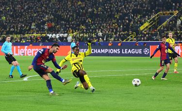 2-3. Contragolpe del Barcelona tras un error del Borussia de Dortmund. Lamine Yamal asiste al espacio a Ferran Torres, se interna en el área y dispara cruzado para superar a Gregor Kobel.