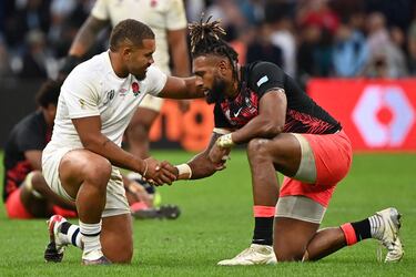 Owen Farrell patea a Fiyi