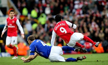 El delantero croata-brasileño vivió una de las lesiones más brutales de la Premier League cuando Martin Taylor, defensor del Birmingham City le fracturó tibia y peroné y le dislocó el tobillo izquierdo. La lesión fue tan grave que la televisión británica evitó retransmitir la repetición. Eduardo estuvo más de un año fuera y, aunque volvió a jugar, nunca recuperó su nivel previo. Su caso fue clave para endurecer las sanciones por entradas peligrosas en Inglaterra.