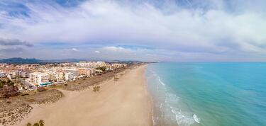En Canet de Berenger encontramos la playa Racó de Mar, también de bandera azul. Es una de las más populares de la zona y aunque no deja de ser una playa urbana, también tiene su toque natural con bellas dunas, lo que le hace estar entre las 10 mejores de Valencia.
