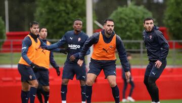 19-12-23. MAREO, GIJON. PABLO INSUA, DELANTE DE CAMPUZANO, OTERO Y RÓBER PIER, EN UN ENTRENAMIENTO DEL SPORTING.