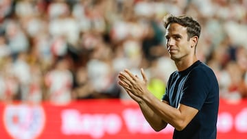 MADRID, 28/08/2025.- El entrenador del Rayo, Iñigo Pérez, celebra la victoria en el partido de la fase eliminatoria de la Liga Conferencia que Rayo Vallecano y el Neman Grodno disputan este jueves en el estadio de Vallecas, en Madrid. EFE/Mariscal