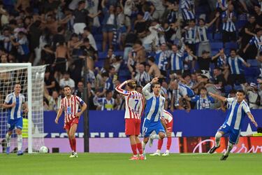 2-1. El delantero perico celebra el segundo tanto.