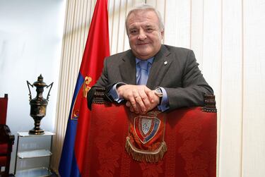 Patxi Izco, presidente de Osasuna entre 2002 y 2012, falleció el 21 de abril, a los 77 años de edad. Durante su etapa al frente del club pamplonés vivió algunos de los episodios más bonitos de la historia, como la clasificación para la final de la Copa del Rey en 2005 o la previa de Champions en 2006. Después de dejar el club también sufrió algunos episodios sombríos. En 2015 fue detenido por presunto desvío de capitales durante su mandato en el club. En 2021 fue condenado a 23 meses y 15 días de prisión por un delito continuado de apropiación indebida y falsedad contable y a una indemnización de 1,15 millones de euros por las salidas de dinero sin justificar de las arcas del club navarro. La sombra de los amaños de partidos le persiguió.