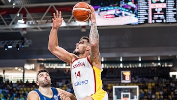 Willy Hernangómez, pívot de la Selección, se lanza a anotar ante Chipre en el Eurobasket 2025.