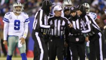 Un grupo de árbitros discute una jugada en un partido de los Dallas Cowboys.