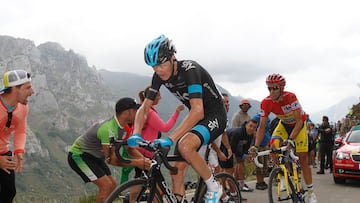 El ciclista británico Chris Froome y el español Alberto Contador, durante la subida a La Farrapona, en los Lagos de Somiedo, en la Vuelta a España 2014.