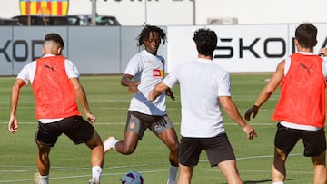 Ali Fadal, con el balón, en el entrenamiento del pasado miércoles a las órdenes de Rubén Baraja.
