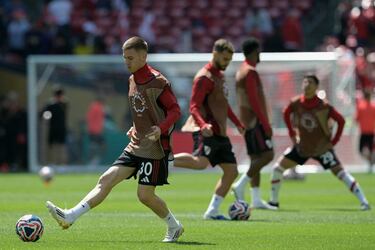 Franco Mastantuono calienta con sus compañeros de River Plate antes del partido contra Urawa Red Diamonds.