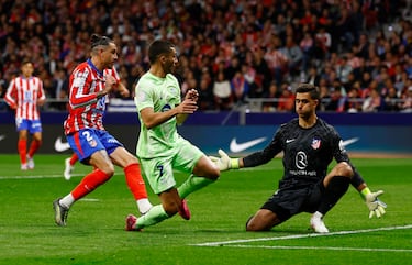 0-1. Lamine Yamal ve el movimiento a la espalda de la defensa rojiblanca de Ferran Torres, asiste al 'Tiburón' que cruza el balón raso, con la derecha para superar a Juan Musso.