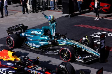 Fernando Alonso de Aston Martin saliendo de su monoplaza   después de terminar tercero en el Gran Premio de Brasil.