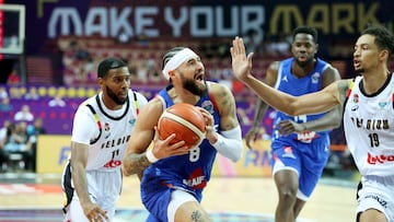 Los belgas Loic Schwartz y Ismael Bako tratan de frenar al francés Isaia Cordinier en el Eurobasket 2025.